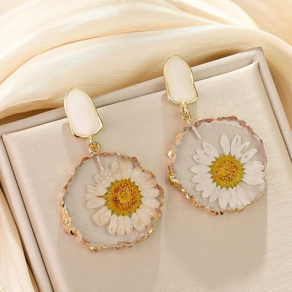 daisy delight earrings.