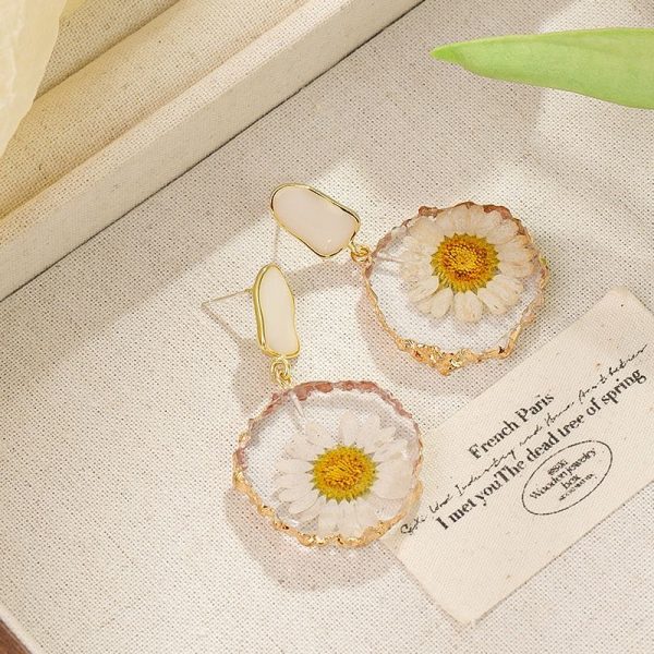 daisy delight earrings.